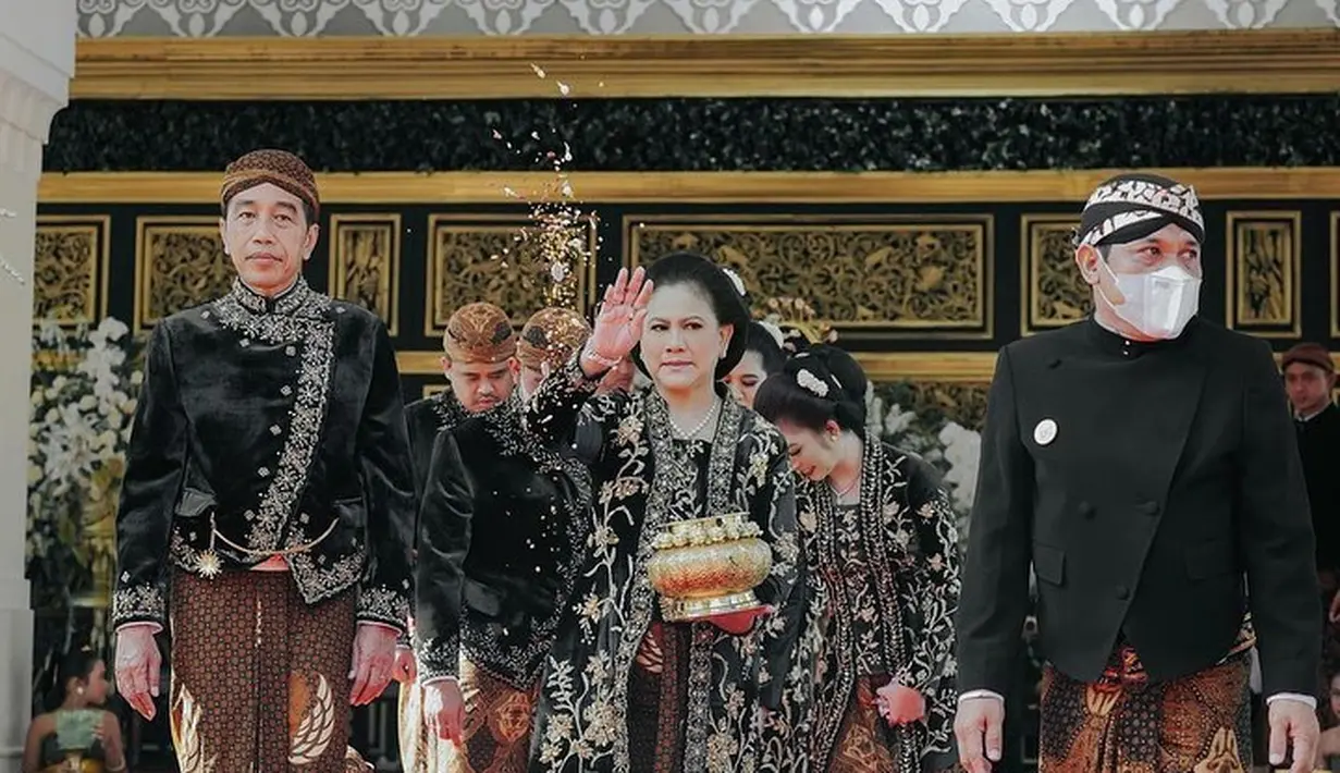 Lihat megahnya penampilan Pak Jokowi dan Ibu Iriana di prosesi Ngunduh Mantu Kaesang dan Erina Gudono. Di sini Pak Jokowi mengenakan beskap hitam dengan bordir keemasan yang mewah, dipadu kain batik sebagai bawahan. Sedangkan Ibu Iriana tampil elegan dengan kebaya hitam panjang dengan motif keemasan yang tak kalah mewah, dipadu kain batik sebagai rok. [Foto: Instagram/doleytobing]