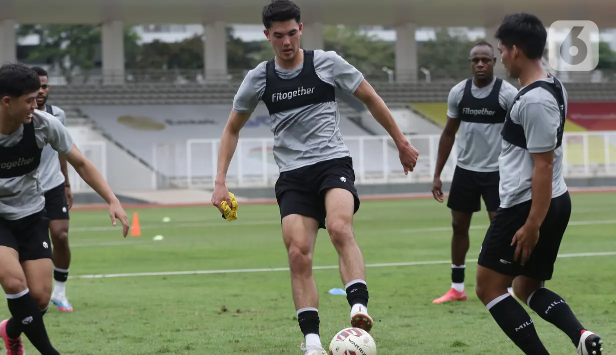 Pesepakbola Elkan Baggott (tengah) latihan bersama Timnas Indonesia di Lapangan Stadion Madya, Kompleks GBK, Jakarta, Rabu (10/11/2021). Timnas Indonesia akan melaksanakan pemusatan latihan dan dua laga uji coba di Turki sebagai persiapan menghadapi Piala AFF 2020. (Liputan6.com/Helmi Fithriansyah)