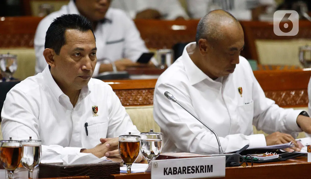 Kabareskrim Polri Komjen Pol Listyo Sigit Prabowo (kiri) saat rapat dengar pendapat (RDP) dengan Komisi III DPR di Kompleks Parlemen, Jakarta, Rabu (19/2/2020). RDP membahas kasus penjualan kondensat jatah negara oleh PT Trans Pacific Petrochemical Indotama. (Liputan6.com/Johan Tallo)