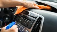 Ilustrasi membersihkan dasbor mobil. (Shutterstock)