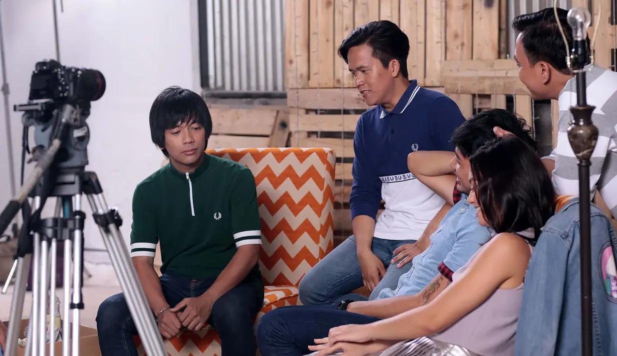 Video klip lagu Tak Punya Nyali milik D'Masiv telah selesai digarap. Para personel D'Masiv itu juga dituntut untuk berakting. Sedangkan model untuk album kelimanya ini menggaet Angela Gilsha. (Deki Prayoga/Bintang.com)