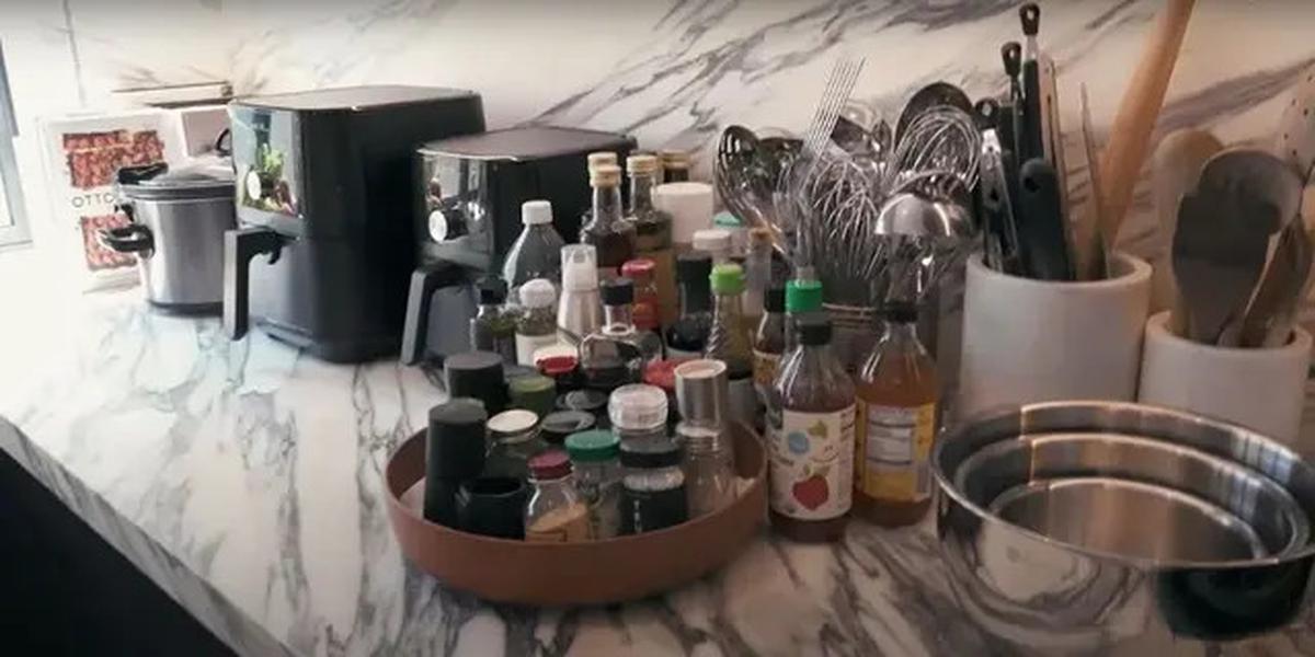Potret Dapur Rumah Hailey Bieber, Modelnya Mewah dengan Nuansa Monokrom yang Elegan
