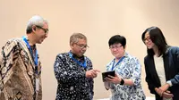 Dari kiri ke kanan, Ketua Pokja Obesitas PERKENI, Dr. dr. Sony Wibisono, Sp.PD, K-EMD, FINASIM, Ketua Umum Pengurus Pusat Perkumpulan Endokrinologi Indonesia (PERKENI) Prof. Dr. dr. Em Yunir, Sp.PD, K-EMD, Finasim.,  Ketua Pokja Nutrisi PERKENI, Dr. dr. Nanny Nathalia Soetedjo, Sp.PD, K-EMD, M.Kes, FINASIM, DCN.,  Clinical, Medical, and Regulatory Director Novo Nordisk Indonesia, dr. Riyanny Meisha Tarliman di Surabaya (24/8/2025). Foto: Lipuatn6.com/Ade Nasihudin.