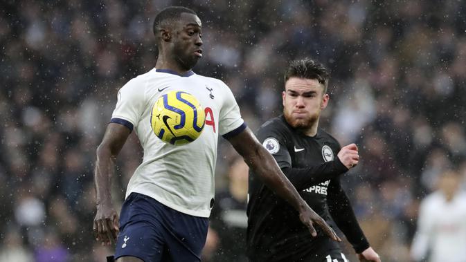 Pemain Tottenham Hotspur, Davinson Sanchez, berebut bola dengan pemain Brighton & Hove Albion, Aaron Connolly, pada laga Premier League 2019 di Stadion Tottenham Hotspur, Kamis (26/12). Tottenham menang 2-1 atas Brighton & Hove Albion. (AP/Petros Karadjias)
