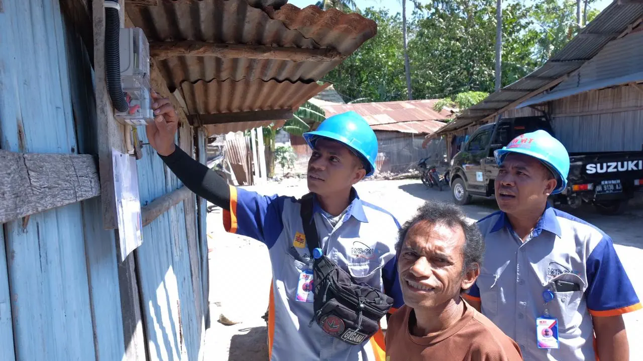 Raut Wajah Bahagia Benjamin Setelah 20 Tahun Menanti Rumah Dialiri Listrik