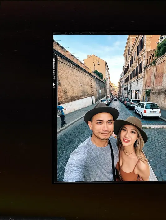 Terlihat seperti warga lokal, keduanya bahkan lengkapi busananya dengan topi fedora [@itsmebcl]