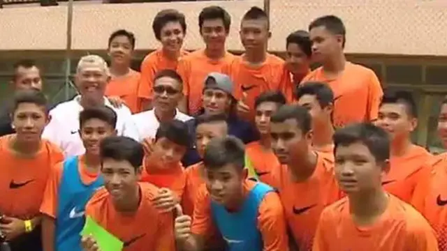 Di Malaysia, Neymar Bagi-bagi Amplop
