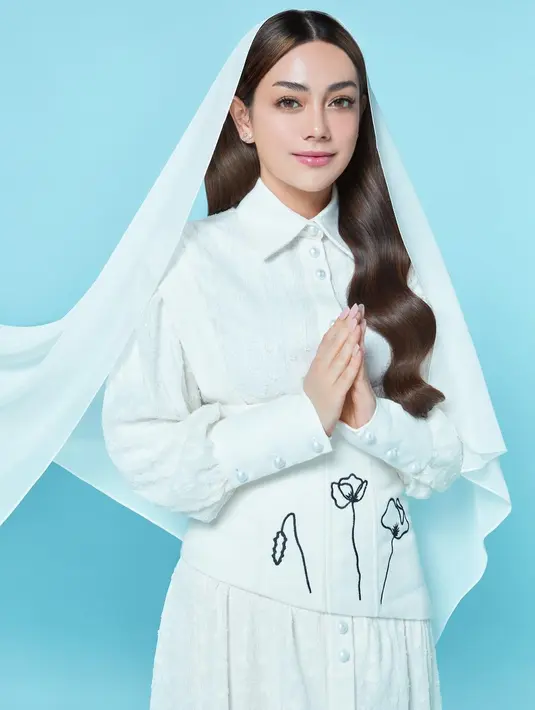 Foto lainnya memperlihatkan Celine yang tampil anggun dengan busana minimalis berupa shirt dress dan kerudung serba putih. [Foto: IG/celine_evangelista].