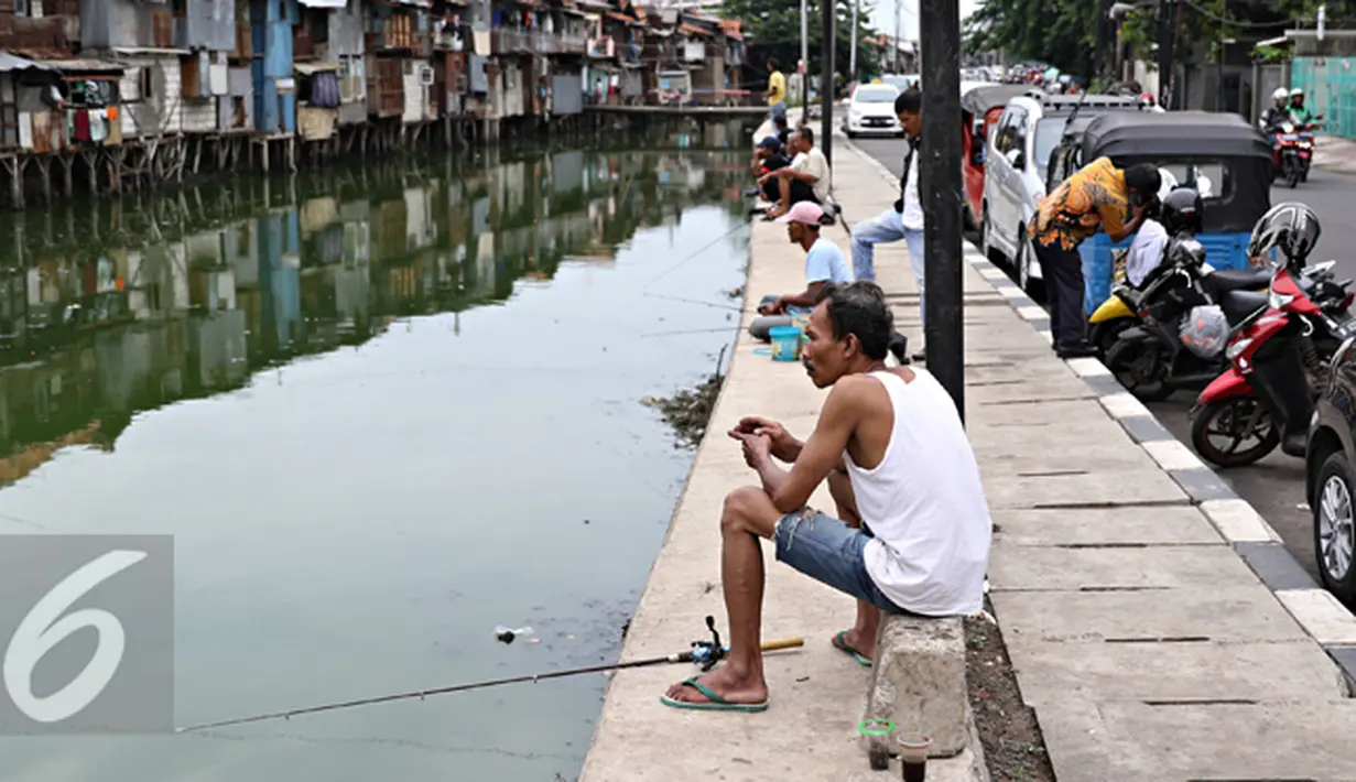 Sejumlah Warga saat memancing ikan di Kali Tanjung Selor, Jakarta, Rabu (20/1). Meskipun keruh dan dipenuhi sampah, namun Kali Tanjung Selor menjadi lokasi favorit bagi warga sekitar untuk memancing dengan biaya murah. (Liputan6.com/Immanuel Antonius)