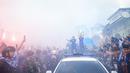 Pemain Persib Bandung, Saddil Ramdani (kiri) dan Adam Alis berada diatas mobil dalam pawai juara BRI Super League musim ini di Kota Bandung, Minggu (24/05/2026) pagi WIB. (Bagaskara Lazuardi/Bola.com)