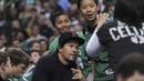 Aktor Mark Wahlberg berfoto bersama fans saat menonton pertandingan NBA antara Boston Celtics vs Toronto Raptors di TD Garden, Kamis (24/3/2016) WIB. Celtics menang 91-79.  (Mandatory Credit: Bob DeChiara-USA TODAY Sports)