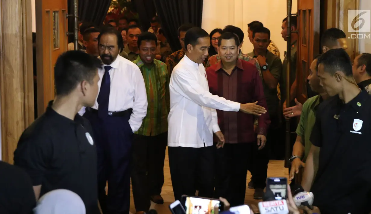 Presiden RI, Joko Widodo (tengah) usai melakukan pertemuan dengan pimpinan partai politik pendukung di Pilpres 2019, Jakarta, Kamis (9/8). Pertemuan sekaligus menentukan Cawapres pendamping Jokowi di Pilpres 2019. (Liputan6.com/Helmi Fithriansyah)