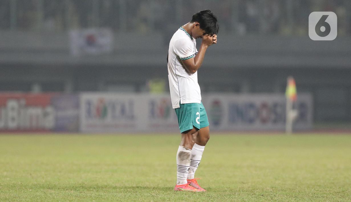 Pemain Timnas Indonesia U-19, Edgard Amping usai melawan Myanmar U-19 pada laga terakhir grup A Piala AFF U-19 2022 di Stadion Patriot Candrabhaga, Bekasi, Jawa Barat, Minggu (10/7/2022). Timnas Indonesia U-19 gagal melaju ke semifinal setelah kalah produktivitas gol dengan Thailand dan Vietnam yang bermain 1-1. (Liputan6.com/Helmi Fithriansyah)