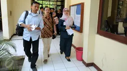 Mantan Kepala Sekolah SMAN 3 Jakarta, Retno Listyarti (kanan) bersama tim kuasa hukumnya resmi mengajukan gugatan pembatalan pemberhentian dirinya ke PTUN Jakarta, Selasa (4/8/2015). (Liputan6.com/Helmi Fithriansyah) 