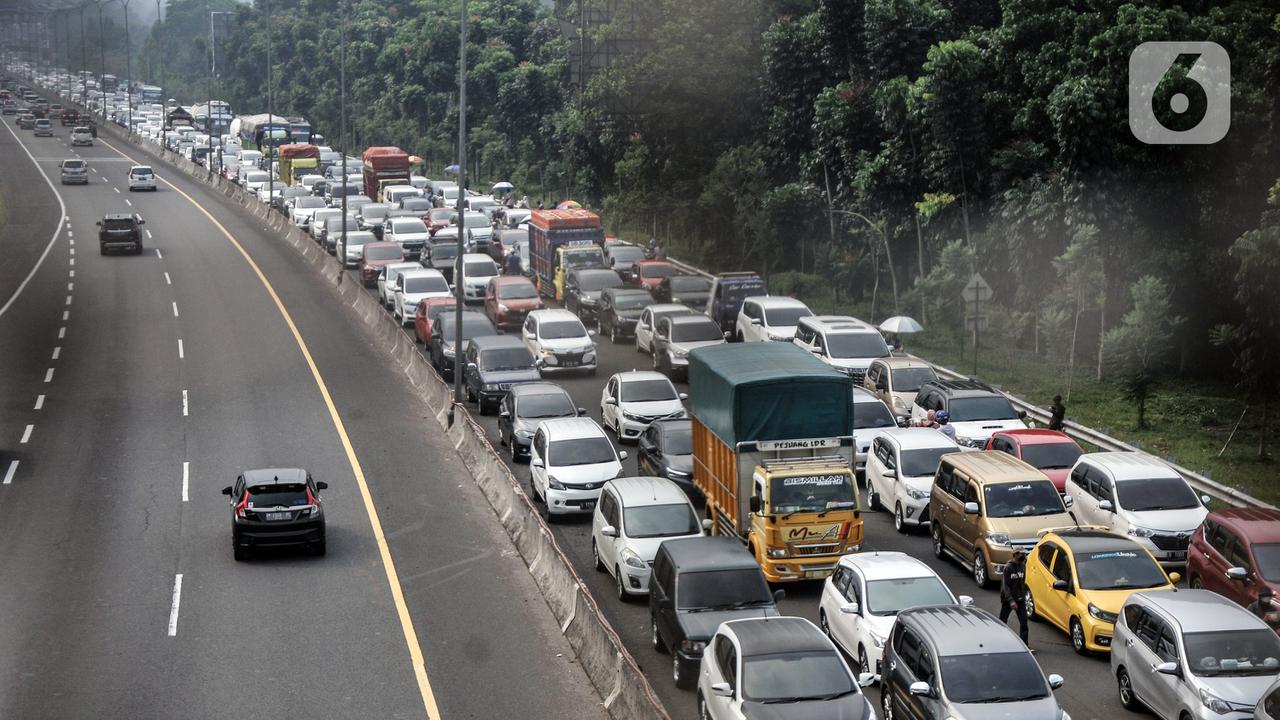 FOTO: Ribuan Kendaraan Arah Puncak Terjebak Penutupan Sistem One Way