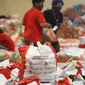 Paket bansos terlihat di Gudang Food Station Cipinang, Jakarta, Rabu (22/4/2020). Pemerintah menyalurkan paket bansos sebesar Rp 600 ribu per bulan selama tiga bulan untuk mencegah warga mudik dan meningkatkan daya beli selama masa pandemi COVID-19. (Liputan6.com/Immanuel Antonius)