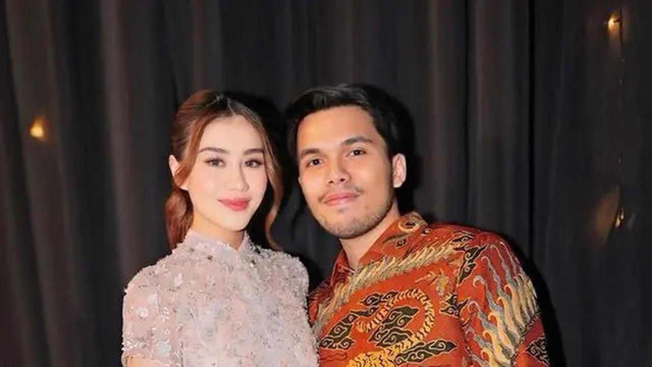 6 Beda Gaya Fuji dan Aaliyah Massaid dengan Tas Mewah di Acara Ngunduh Mantu Kakak Fadil Jaidi