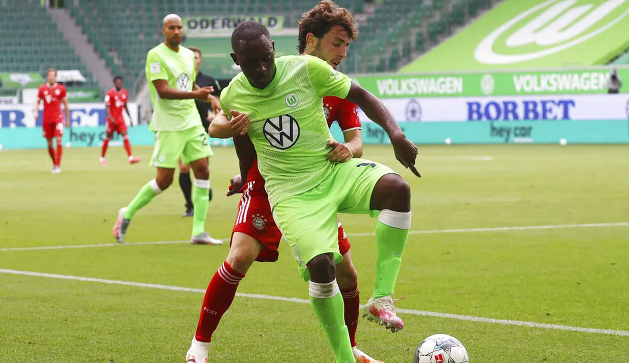 Pemain Bayern Munchen, Alvaro Odriozola, berebut bola dengan pemain Wolfsburg, Jerome Roussillon, pada laga Bundesliga di Volkswagen Arena, Sabtu (27/6/2020). Bayern menang dengan skor 4-0. (AP/Kai Pfaffenbach)
