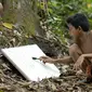 Seorang anak rimba Jambi yang mendiami kawasan TNBD semangat belajar membaca dan menulis. (Liputan6.com/Bangun Santoso)