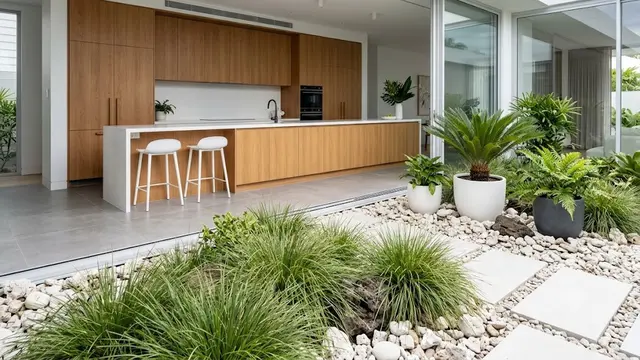 Dapur Lurus Menghadap Taman Kering dengan Sekat Kaca