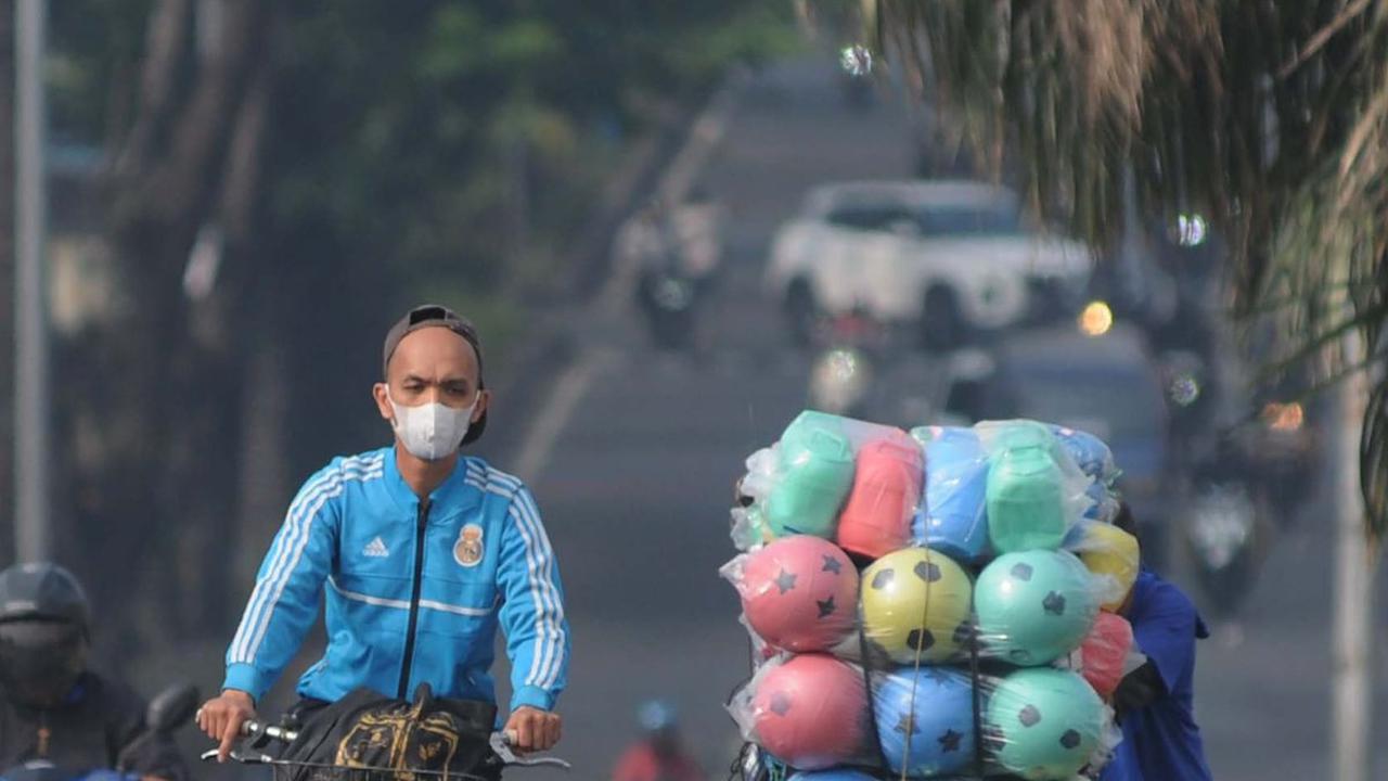 Sehingga, pejalan kaki yang melewati flyover Buaran sangat rawan terserempet atau tertabrak oleh kendaraan yang melintas. Foto: Merdeka.com/Imam Buhori
