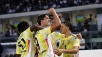 Pemain Juventus, Dusan Vlahovic, merayakan keberhasilannya mencetak gol ke gawang Hellas Verona lewat titik putih dalam pertandingan yang digelar di Marcantonio Bentegodi Stadium, Verona, Selasa (27/8/2024) dini hari WIB. (Paola Garbuio/LaPresse via AP)