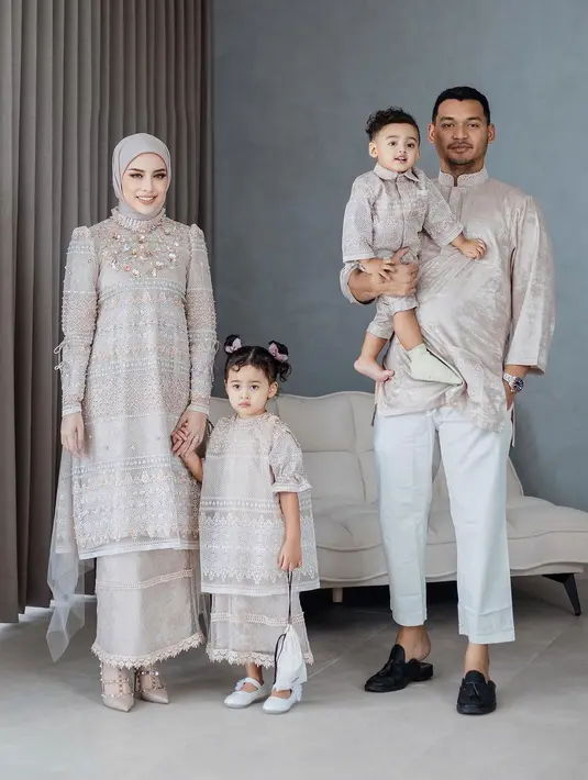 Ide baju Lebaran dari keluarga kecil Aghnia Punjabi. Aghnia tampil dengan outfit kembar dengan sang putri Baby Cana; bersiluet baju kurung lace dan roknya yang serasi. [Foto: Instagram/emyaghnia]