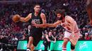 Pemain Nets, Brook Lopez (11) berusaha melewati hadangan saudara kembarnya pemain Chicago Bulls, Robin Lopez (8) pada lanjutan NBA basketball game, (28/12/2016) di United Center.  Bulls menang 101-99. (Reuters/Mike DiNovo-USA TODAY Sports)