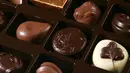 Cokelat mengandung gula, lemak serta kafein dan stimulan yang menyebabkan detak jantung menjadi lebih cepat. Hasilnya, setelah memakan cokelat Anda bisa tetap terjaga dan mengalami kesulitan tidur. (JOHN THYS/AFP/Getty Images)