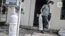 Relawan membawa tabung oksigen di Gudang Oksigen Untuk Warga, Utan Kayu, Jakarta, Kamis (8/7/2021). Saat ini, tersedia 275 tabung oksigen ukuran 1 meter kubik. (merdeka.com/Iqbal S. Nugroho)