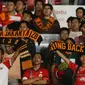 Suporter tim Macan Kemayoran memberi dukungan buat pemain Persija usai dikalahkan Home United pada laga kedua Semifinal Zona Asia Tenggara Piala AFC 2018 di Stadion GBK, Jakarta, Selasa (15/5). Persija kalah 1-3. (Liputan6.com/Helmi Fithriansyah)