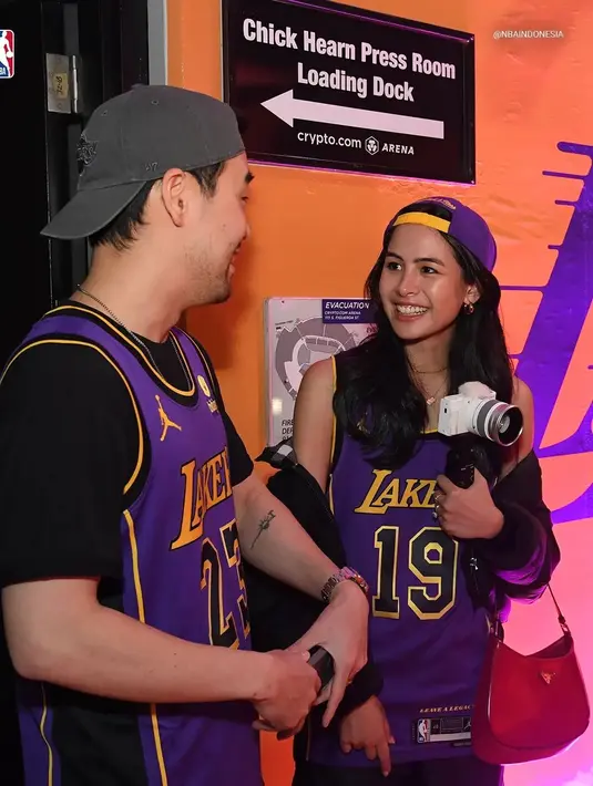 Maudy padukan jersey tim Lakers dengan celana cargo dan platform shoes [@nbaindonesia]
