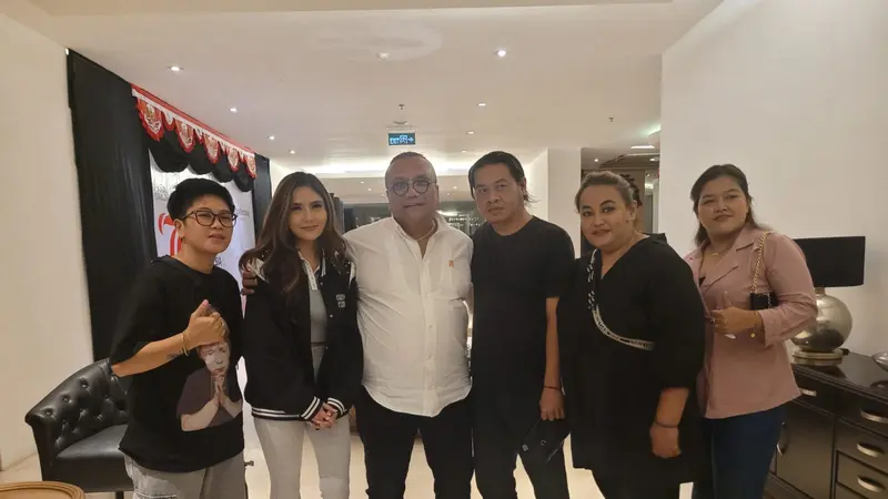 Selebgram dan juga model Putri Nur Angelina, yang dikenal sebagai Angelqueen bersama tim kuasa hukumnya DR. Togar Situmorang.