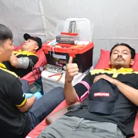 Rio Dewanto saat melakukan donor darah (Ruswanto/Bintang.com)