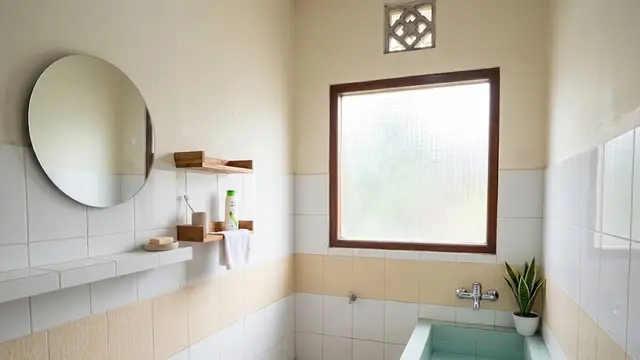 Kamar Mandi Mungil dengan Ventilasi dan Jendela Maksimal