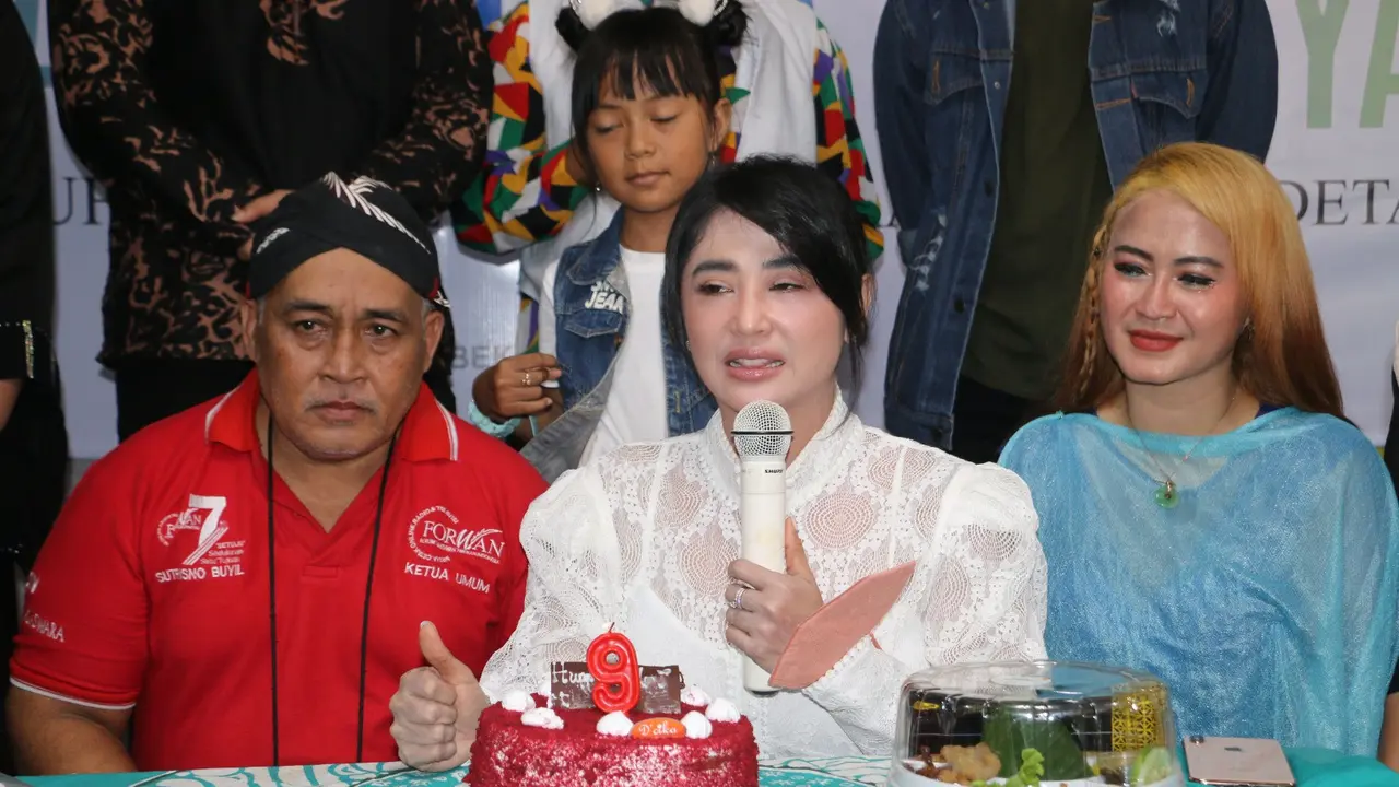Dewi Perssik ikut merayakan ultah FORWAN.