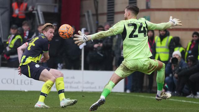 Foto: Abdukodir Khusanov dan Kevin De Bruyne Cetak Gol, Manchester City Susah Payah Taklukkan Leyton Orient di Piala FA