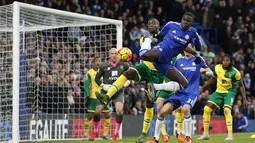  Pemain Chelsea Kurt Zouma  (kanan) berebut bola dengan pemain Norwich Sebastien Bassong  pada lanjutan Liga Premier Inggris di Stamford Bridge, London, Sabtu (21/11/2015).  (Reuters/Andrew Boyers)