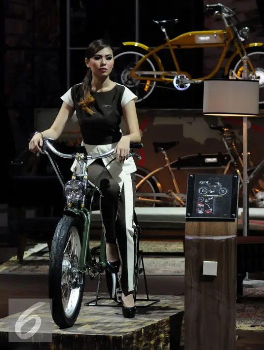Model bergaya di atas motor keluaran Italia yang dipamerkan di Indonesia International Motor Show 2015 di JI Expo Kemayoran Jakarta, Rabu (19/8/2015). Puluhan merek kendaraan ternama ikut ambil bagian dalam IIMS 2015. (Liputan6.com/Helmi Fithriansyah)