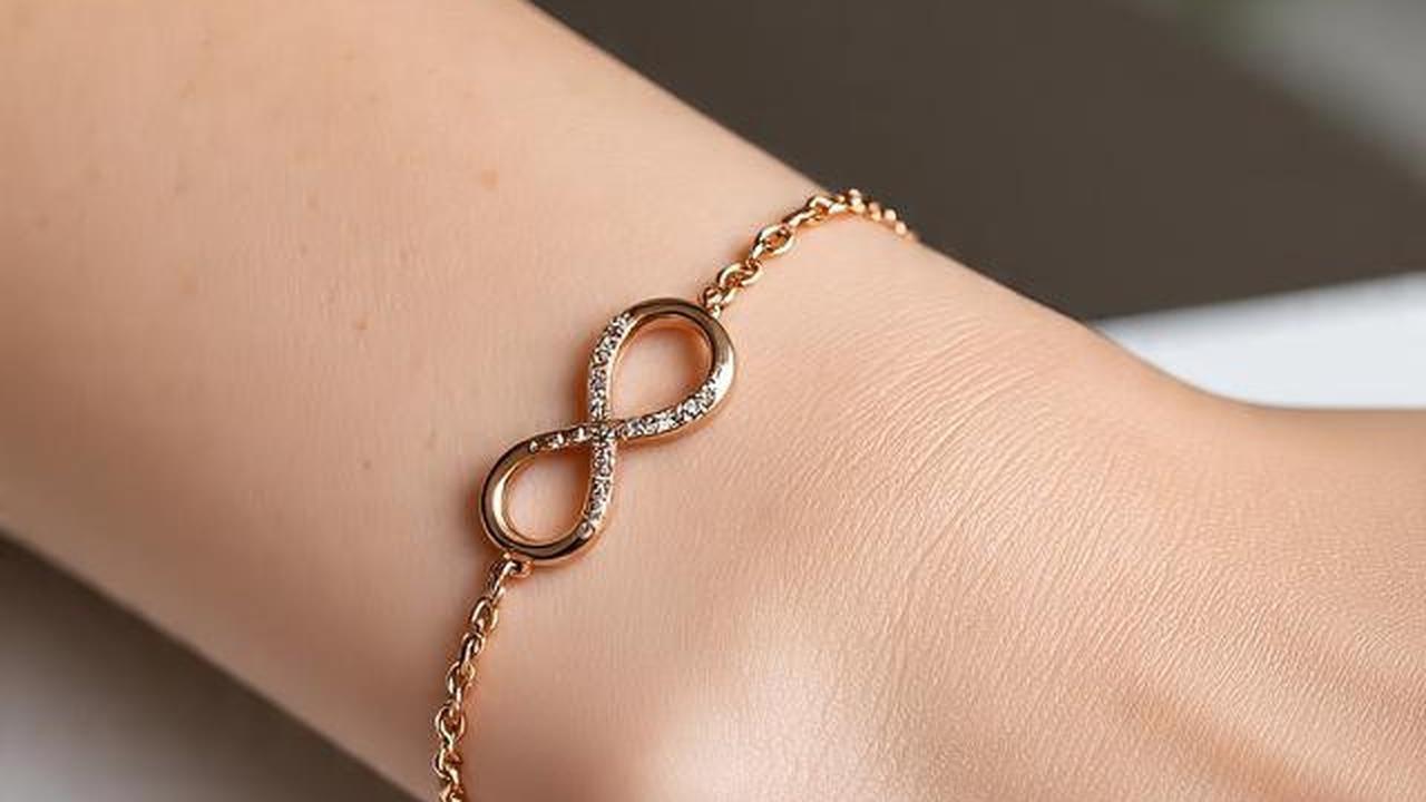 Gelang Rantai Tipis Bisa Bikin Tangan Mungilmu Tampak Lebih Panjang dan Anggun, ini Triknya