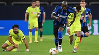 Penyerang Inter Milan, Romelu Lukaku, menggiring bola saat menghadapi Getafe pada laga 16 besar Liga Europa 2019/2020 di Veltins Arena, Kamis (6/8/2020) dini hari WIB. Inter Milan menang 2-0 atas Getafe. (AFP/ Ina Fassbender/various sources)