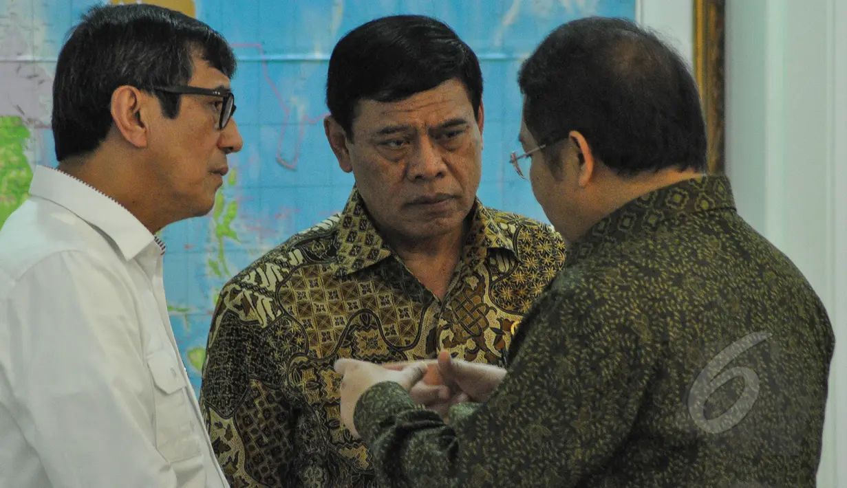 Sejumlah menteri Kabinet Kerja hadir di rapat paripurna di Kantor Presiden, Jakarta, Senin (30/3/2015). Rapat membahas kenaikan harga bahan pokok, situasi polhukam, dan hasil kunjungan kerja Presiden Jokowi. (Liputan6.com/Faizal Fanani) 