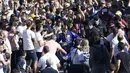 Valentino Rossi berusaha menembus kerumunan penggemarnya saat akan kembali ke paddock di Sirkuit Ricardo Tomo, Valencia, Spanyol, (7/11/2015). (EPA/Kai Foersterling)