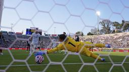 Kiper Inter Milan, Yann Sommer gagal menghalau bola sundulan pemain Monterrey, Sergio Ramos dalam laga Grup E Piala Dunia Antarklub 2025 di Rose Bowl stadium, Pasadena, Amerika Serikat, Rabu (18/06/2025) WIB. (AP Photo/Mark J. Terrill)