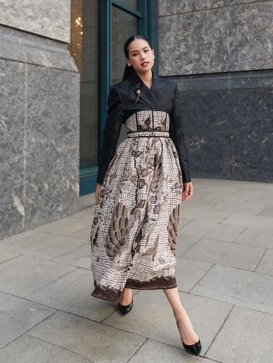 Penampilan elegan dari Maudy Ayunda yang mengenakan camo jacket dan high waisted batik skirt dari Wilsen Willim. [@maudyayunda]