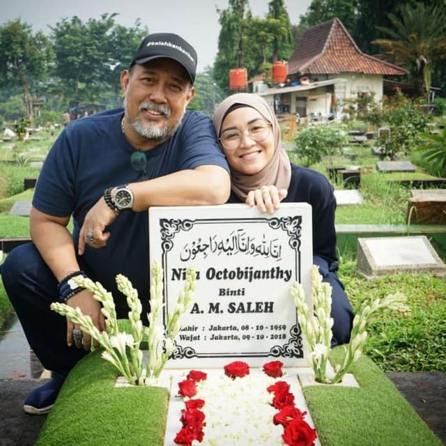 6 Potret Indro Warkop Bareng Putrinya Hada Kusumonegoro, Penuh Kehangatan