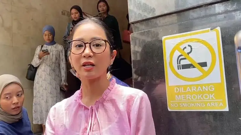 Aktris Bunga Nurlaila Martha Sari Zainal Fazri alias Bunga Zainal datang ke Polda Metro Jaya sebagai  saksi pelapor atas dugaan penipuan dan penggelapan.