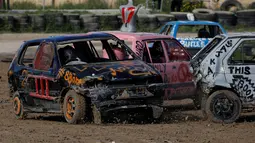 Pengemudi berkompetisi saling menghancurkan mobil 'Demolition Derby'  di Ta 'Qali, Malta pada 10 Maret 2019. Acara ini merupakan demolition derby wanita pertama yang diselenggarakan Association of Motor Sports and Cars. (REUTERS/Darrin Zammit Lupi)