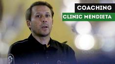 Mantan gelandang Barcelona berikan coaching clinic sebelum acara nobar el clasico dimulai, Sabtu (23/12/2017)