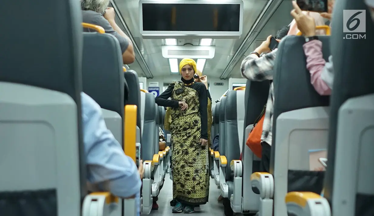 Model mengenakan kain batik dan tenun di kereta api bandara, Jakarta, Kamis (2/5/2019). Busana yang diperagakan merupakan kain tenun Ende dan batik Tuban. (Liputan6.com/Immanuel Antonius)